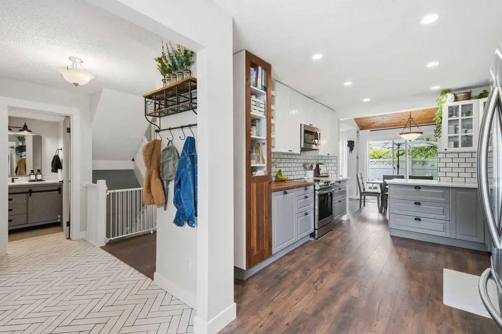 228 Theodore Place NW Calgary AB T2K 5S1