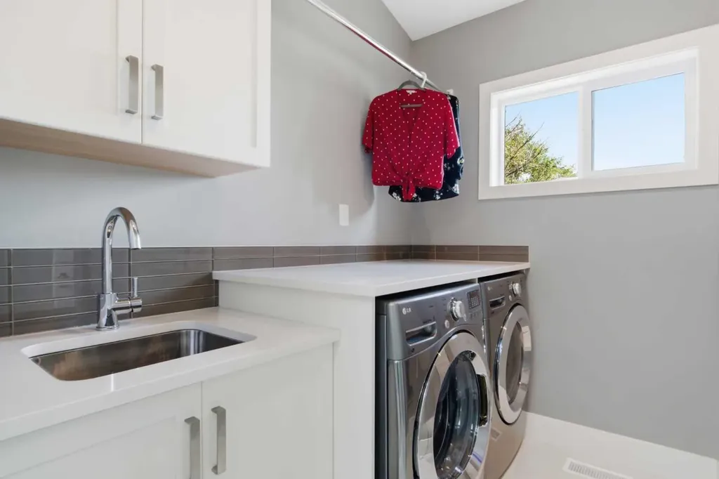 2827B 40 Street SW Calgary AB T3E 3J7
