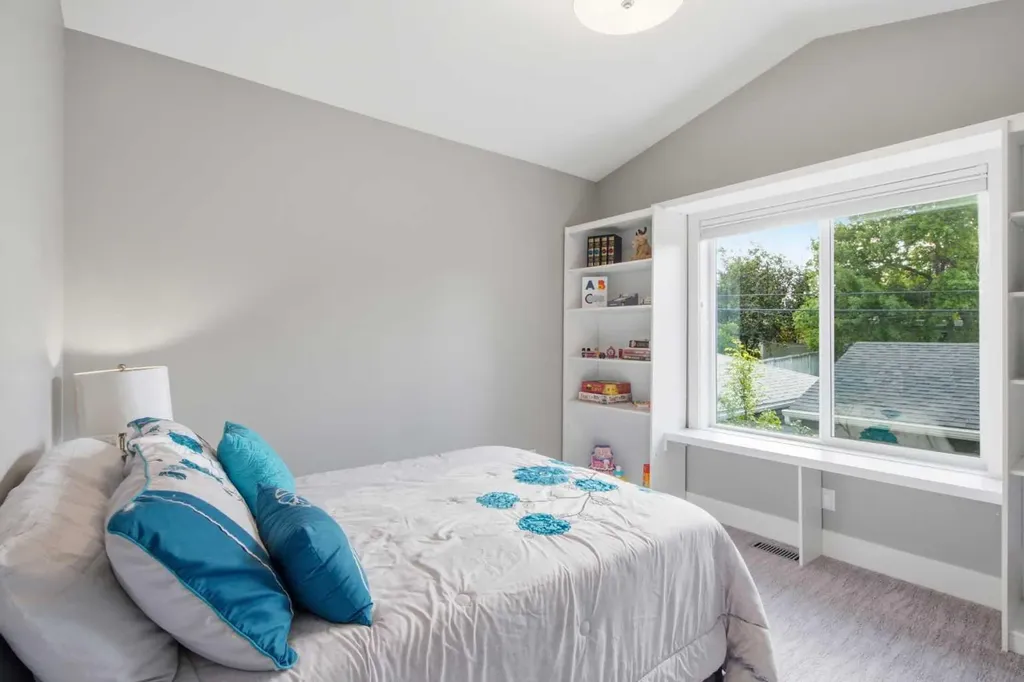 2827B 40 Street SW Calgary AB T3E 3J7