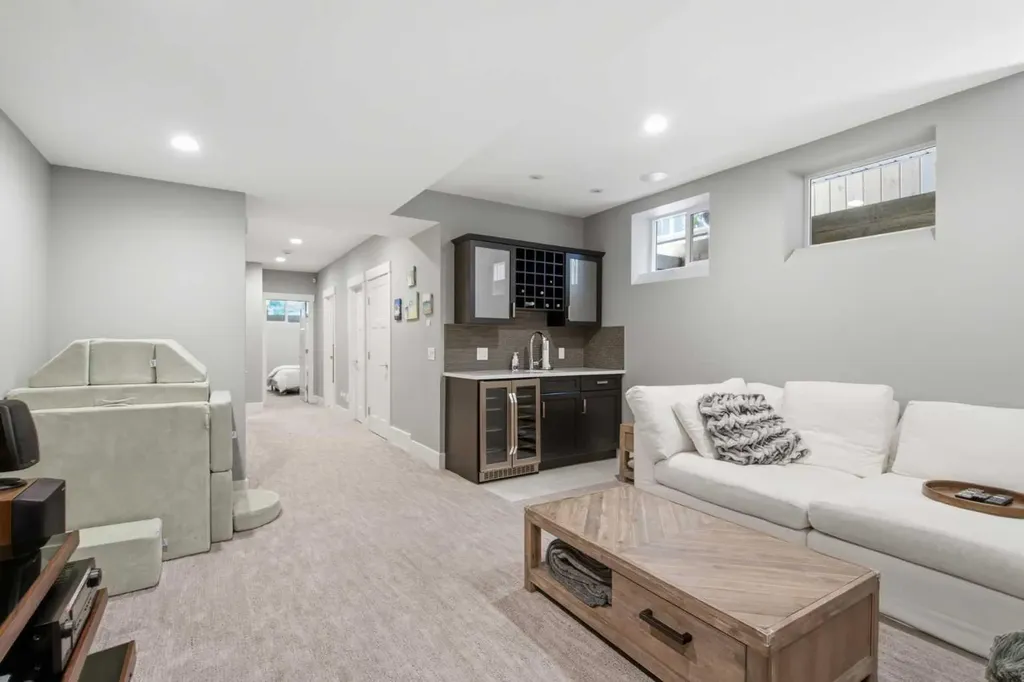 2827B 40 Street SW Calgary AB T3E 3J7
