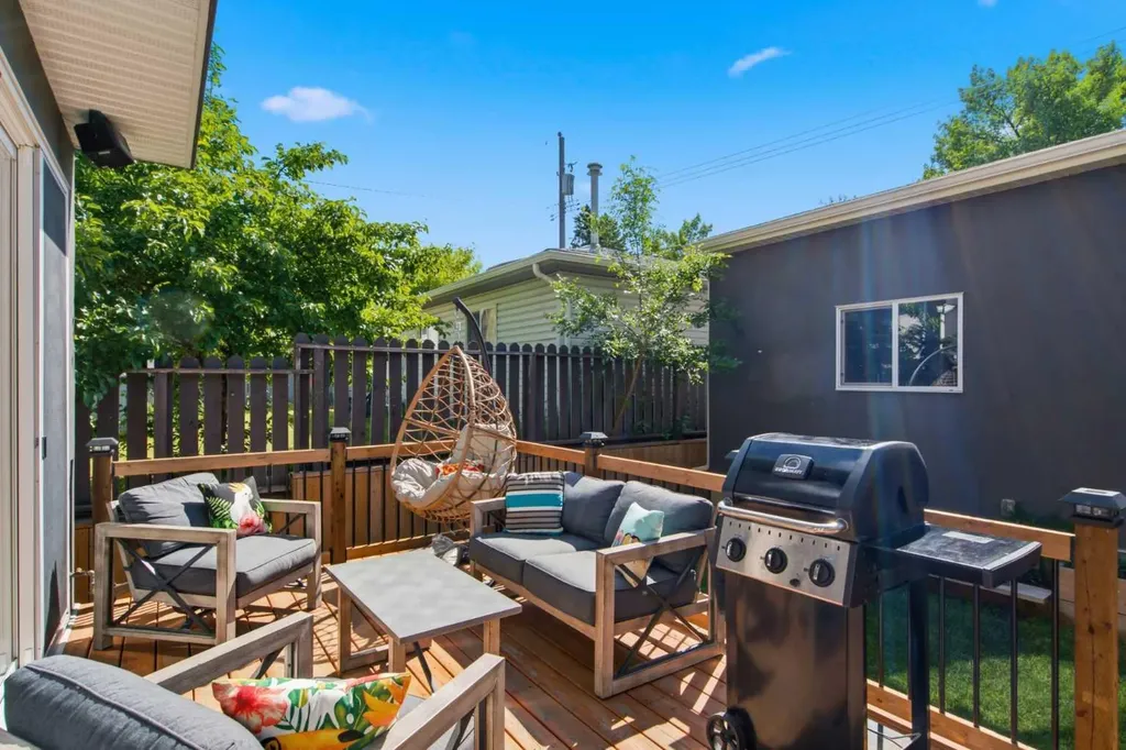 2827B 40 Street SW Calgary AB T3E 3J7