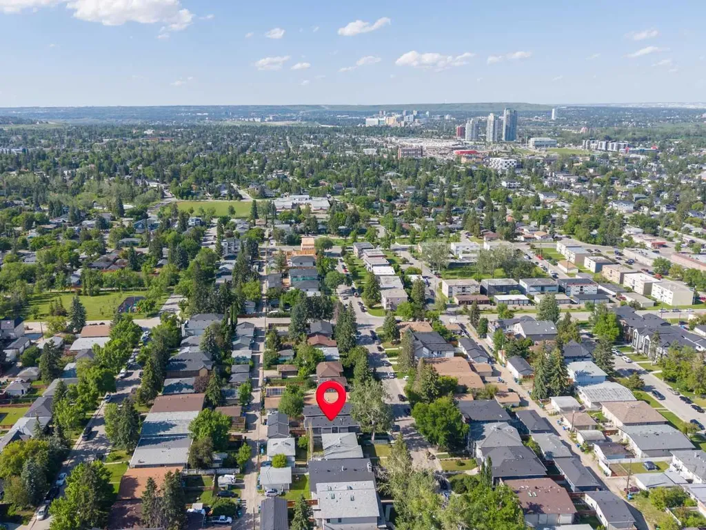 2827B 40 Street SW Calgary AB T3E 3J7