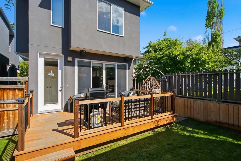 2827B 40 Street SW Calgary AB T3E 3J7