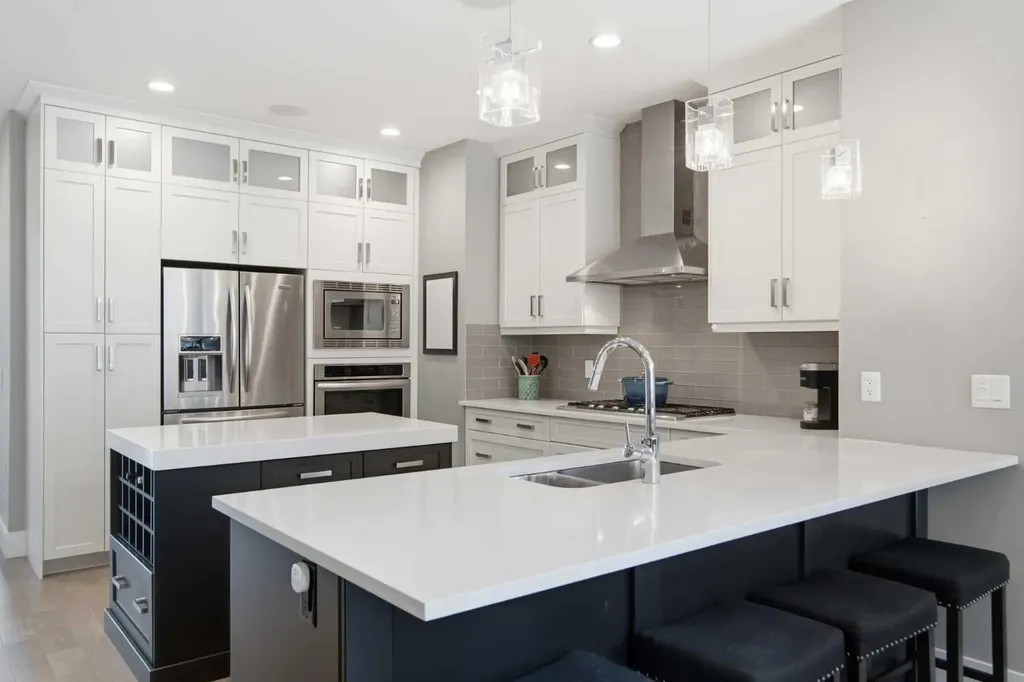 2827B 40 Street SW Calgary AB T3E 3J7