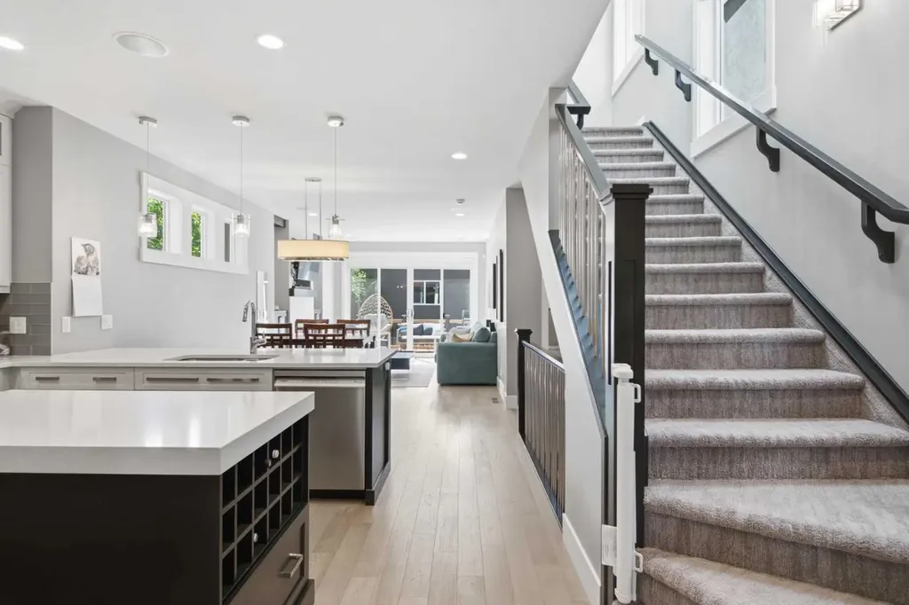 2827B 40 Street SW Calgary AB T3E 3J7