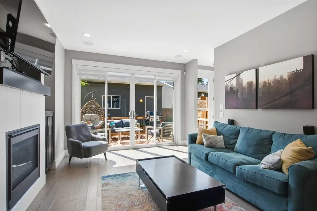 2827B 40 Street SW Calgary AB T3E 3J7
