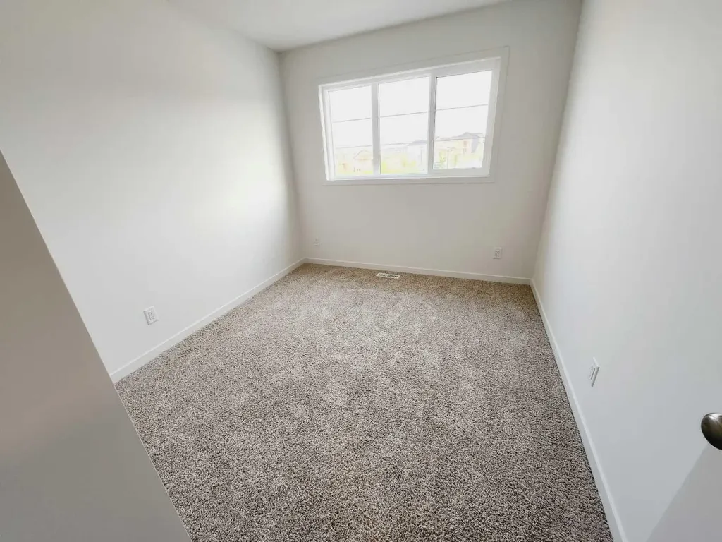 186 Aquila Drive NW Calgary AB T3R 1Y5