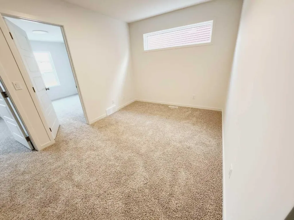186 Aquila Drive NW Calgary AB T3R 1Y5