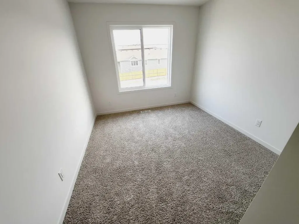 186 Aquila Drive NW Calgary AB T3R 1Y5