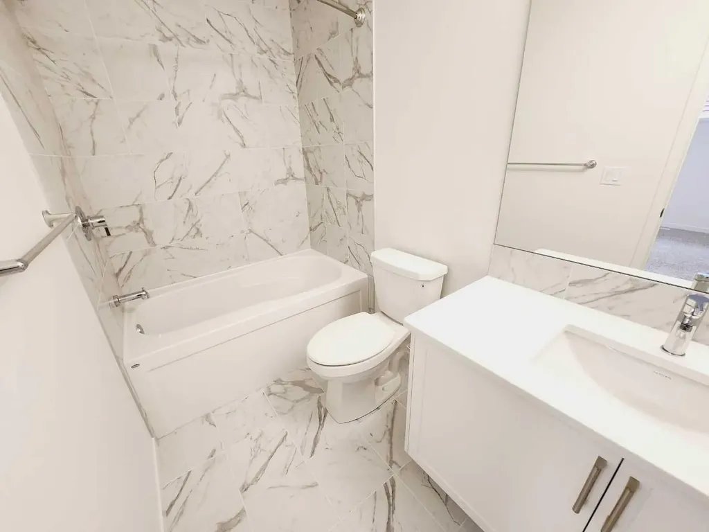 186 Aquila Drive NW Calgary AB T3R 1Y5