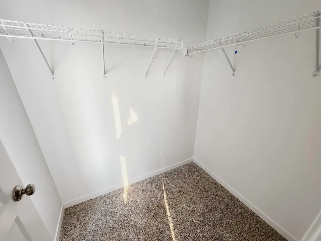 186 Aquila Drive NW Calgary AB T3R 1Y5