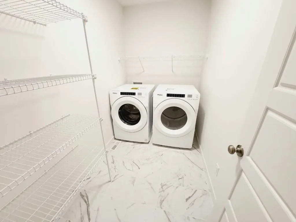 186 Aquila Drive NW Calgary AB T3R 1Y5