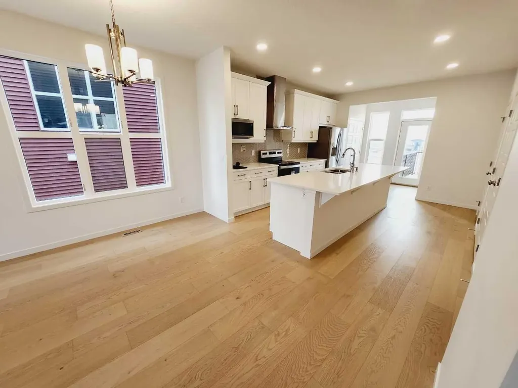 186 Aquila Drive NW Calgary AB T3R 1Y5