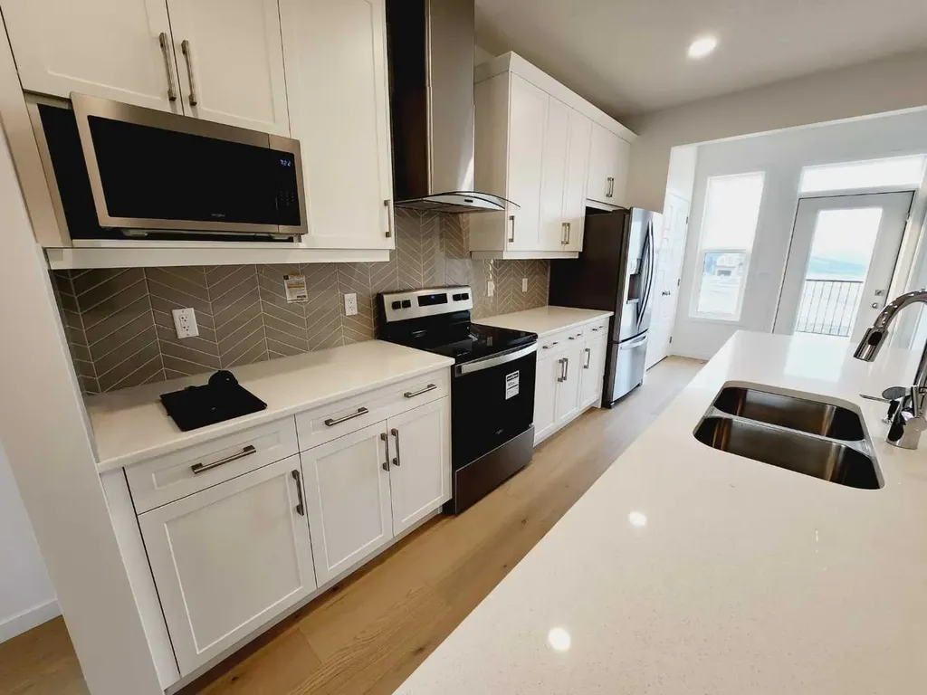 186 Aquila Drive NW Calgary AB T3R 1Y5