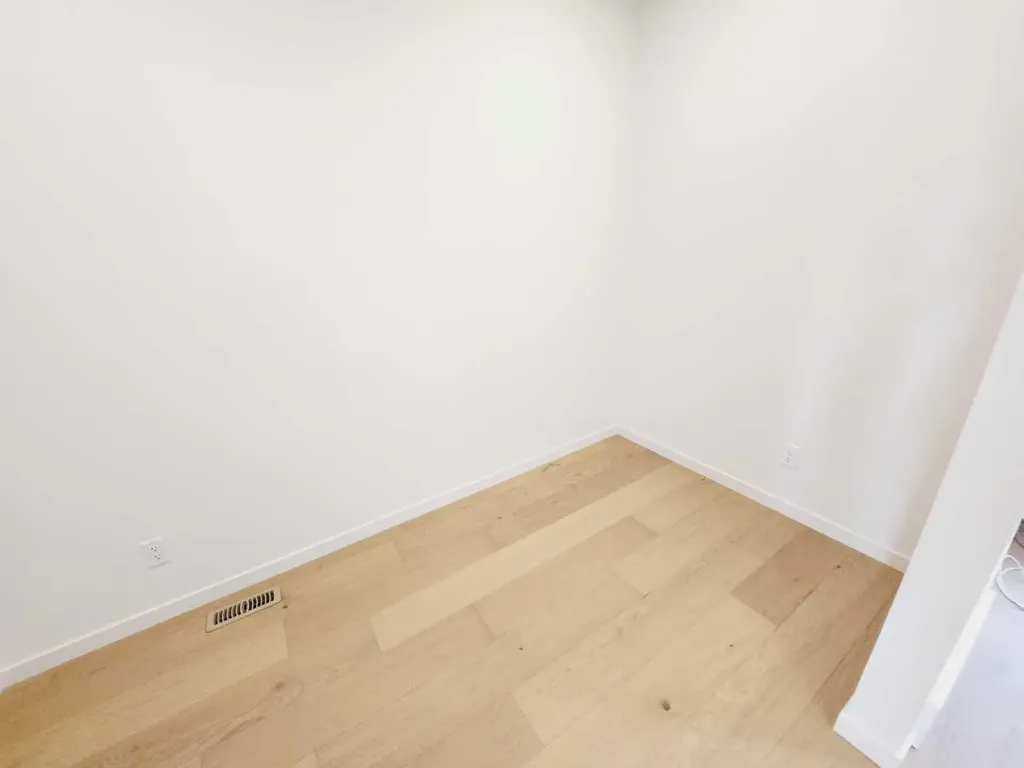 186 Aquila Drive NW Calgary AB T3R 1Y5