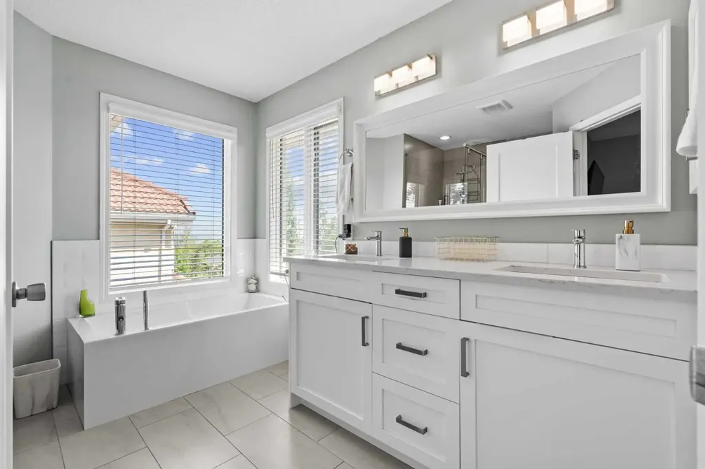 107 Edgebrook Circle NW Calgary AB T3A 5A4