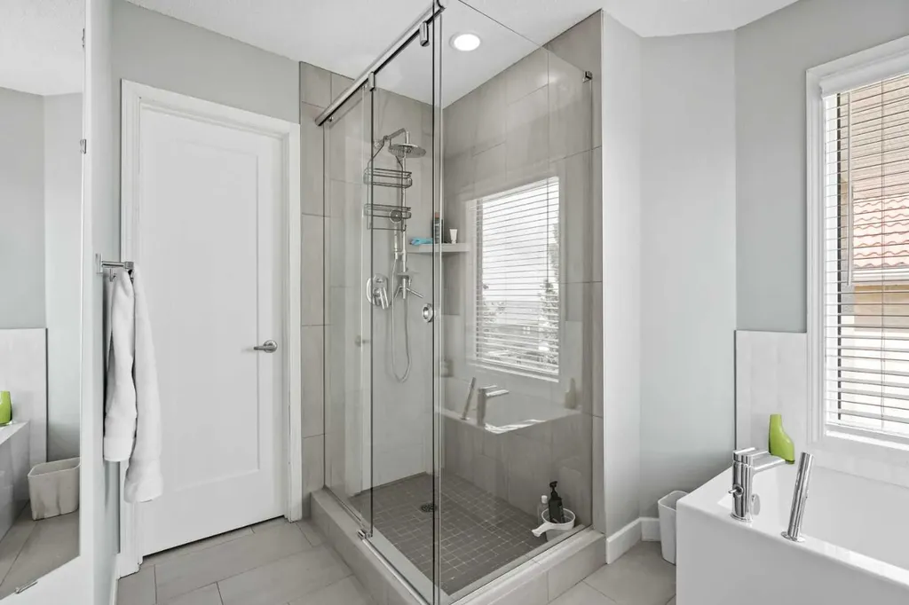 107 Edgebrook Circle NW Calgary AB T3A 5A4