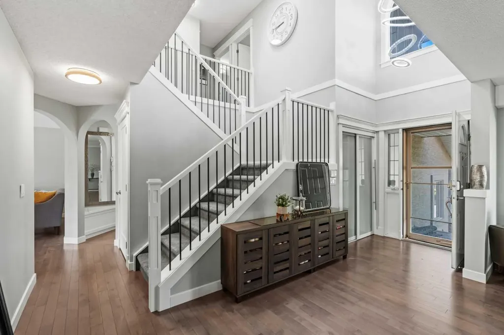 107 Edgebrook Circle NW Calgary AB T3A 5A4