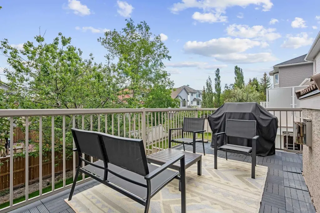 107 Edgebrook Circle NW Calgary AB T3A 5A4