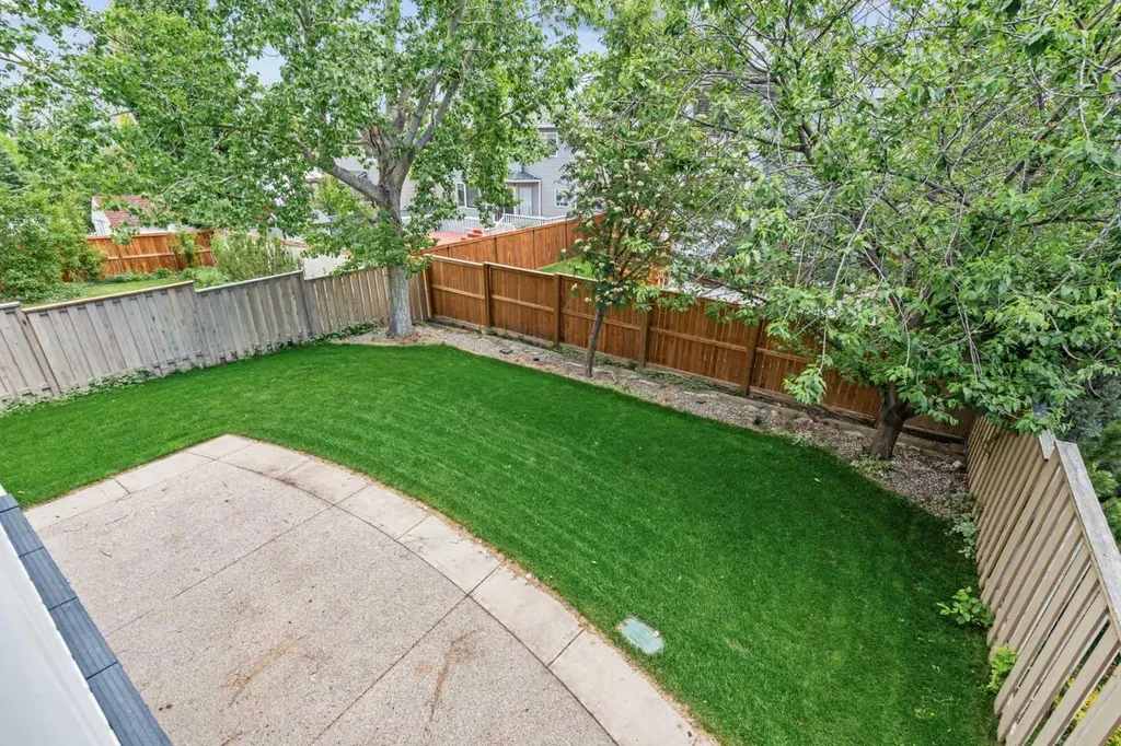107 Edgebrook Circle NW Calgary AB T3A 5A4
