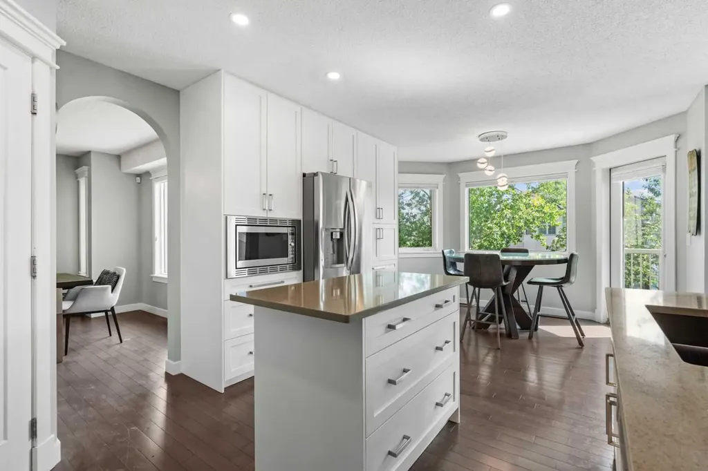 107 Edgebrook Circle NW Calgary AB T3A 5A4