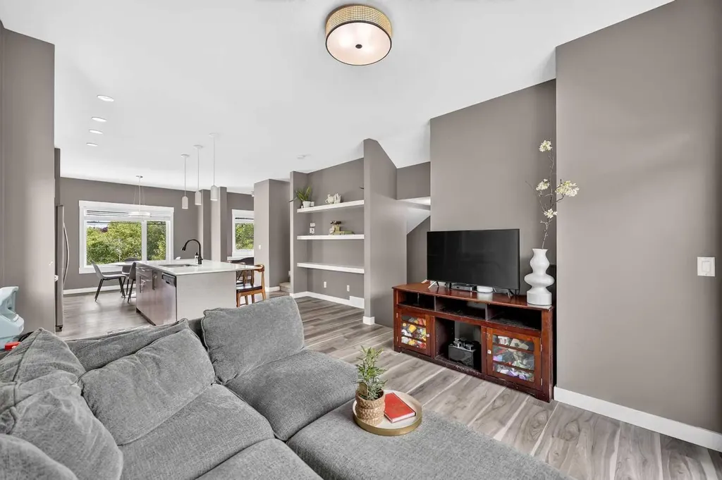 5305 32 Avenue SW Calgary AB T3E 8A2