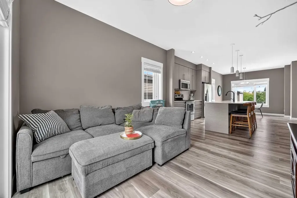 5305 32 Avenue SW Calgary AB T3E 8A2