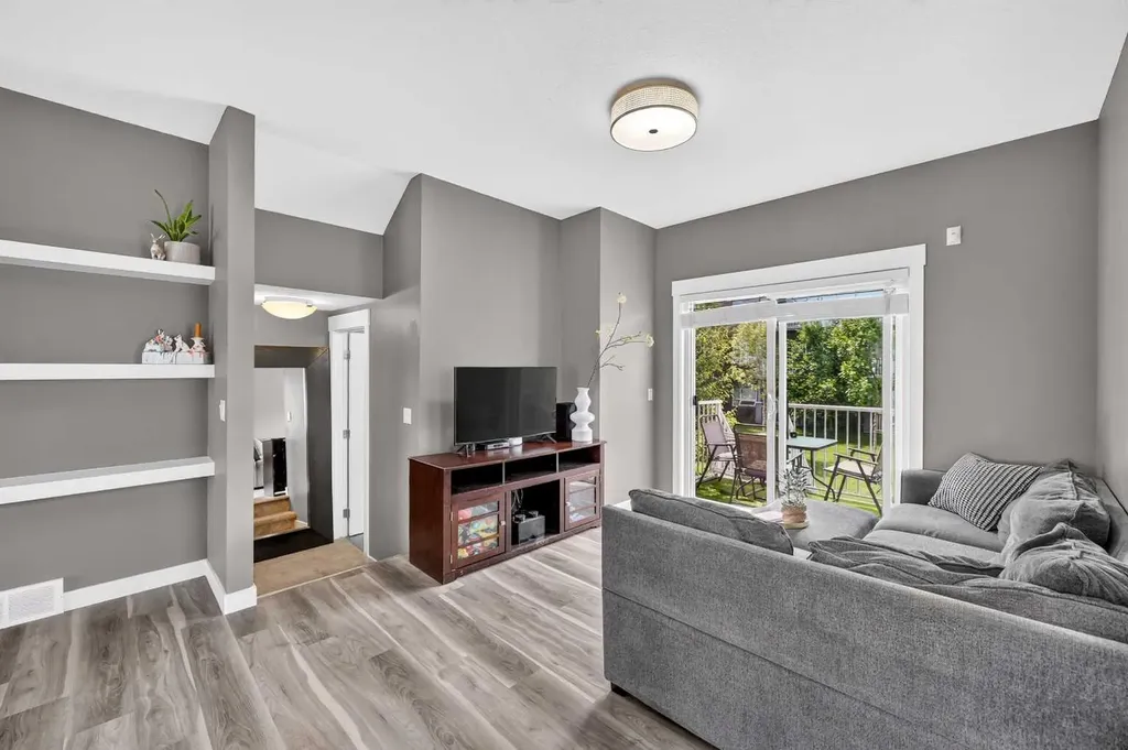 5305 32 Avenue SW Calgary AB T3E 8A2