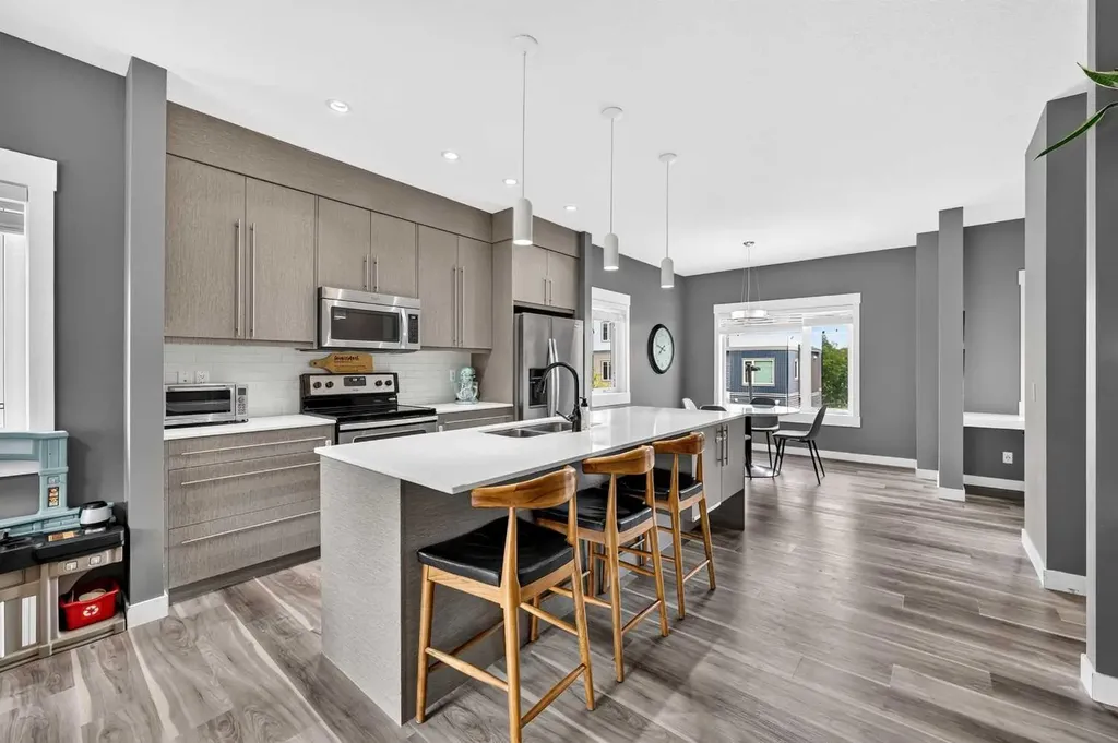 5305 32 Avenue SW Calgary AB T3E 8A2