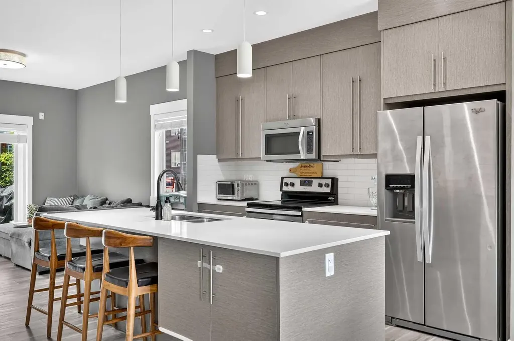 5305 32 Avenue SW Calgary AB T3E 8A2