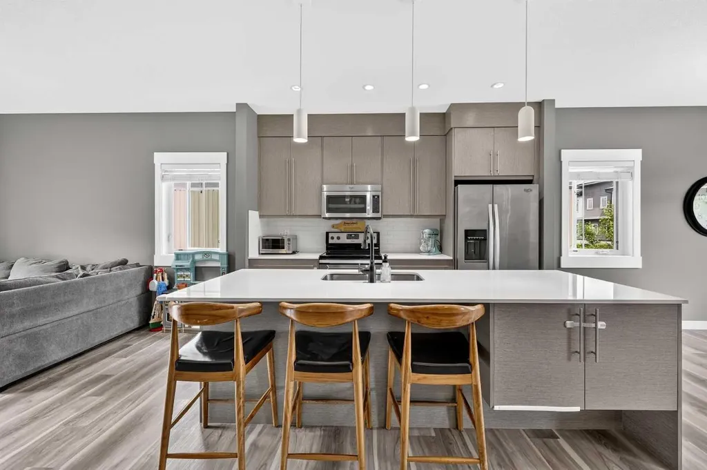 5305 32 Avenue SW Calgary AB T3E 8A2