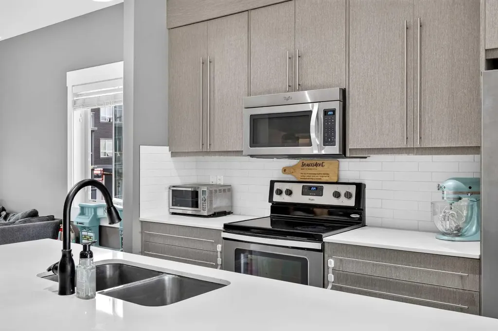 5305 32 Avenue SW Calgary AB T3E 8A2