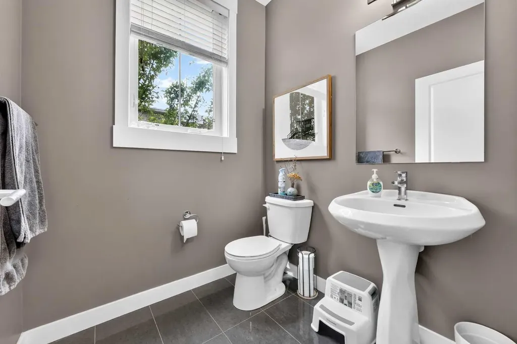 5305 32 Avenue SW Calgary AB T3E 8A2