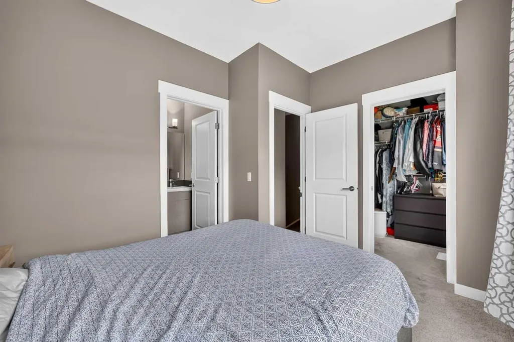 5305 32 Avenue SW Calgary AB T3E 8A2