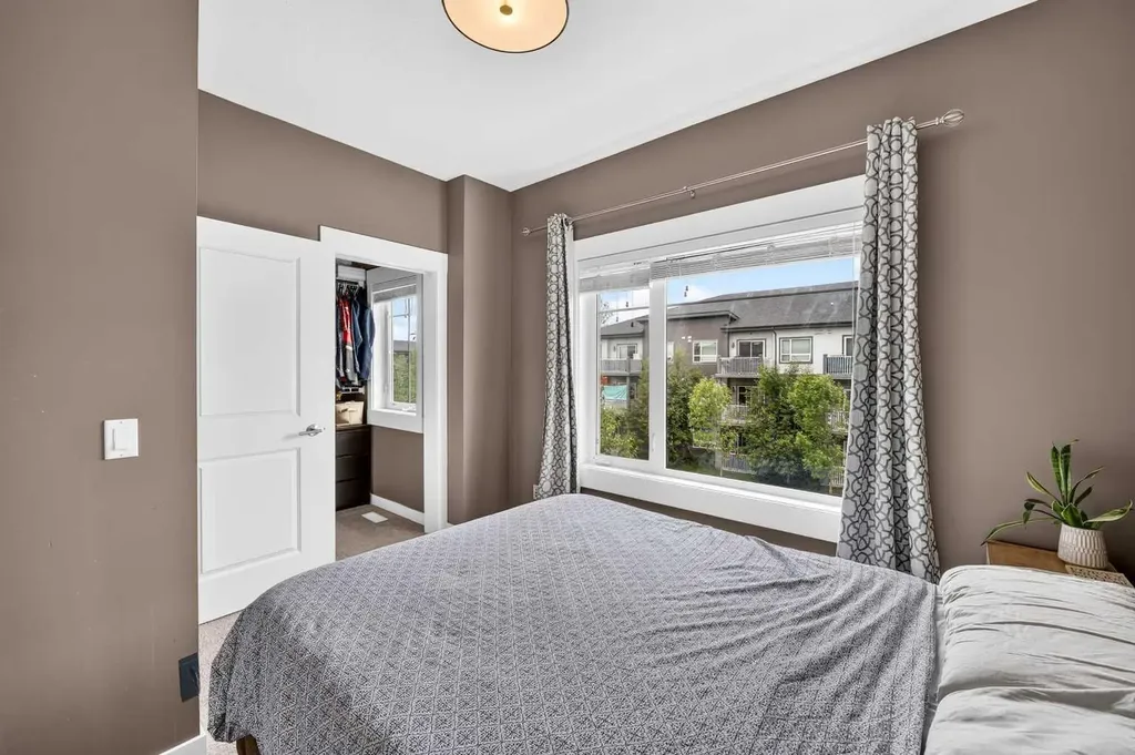 5305 32 Avenue SW Calgary AB T3E 8A2