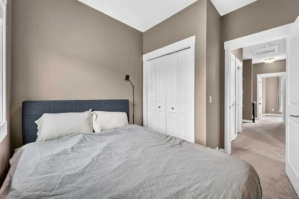 5305 32 Avenue SW Calgary AB T3E 8A2