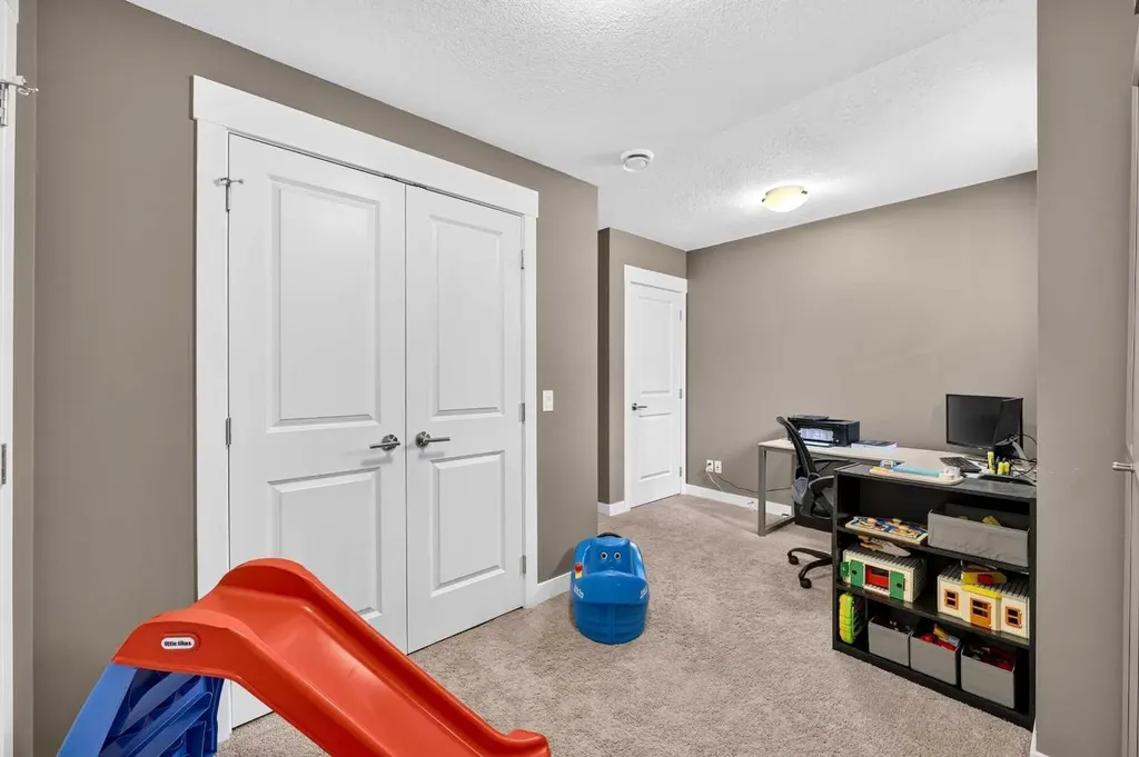 5305 32 Avenue SW Calgary AB T3E 8A2
