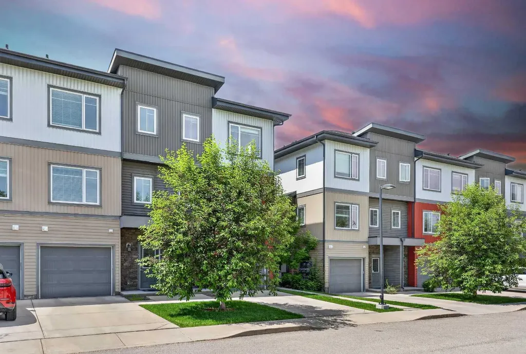 5305 32 Avenue SW Calgary AB T3E 8A2