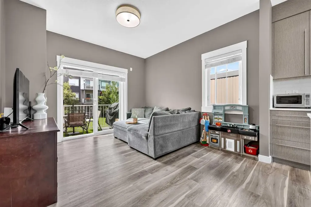 5305 32 Avenue SW Calgary AB T3E 8A2