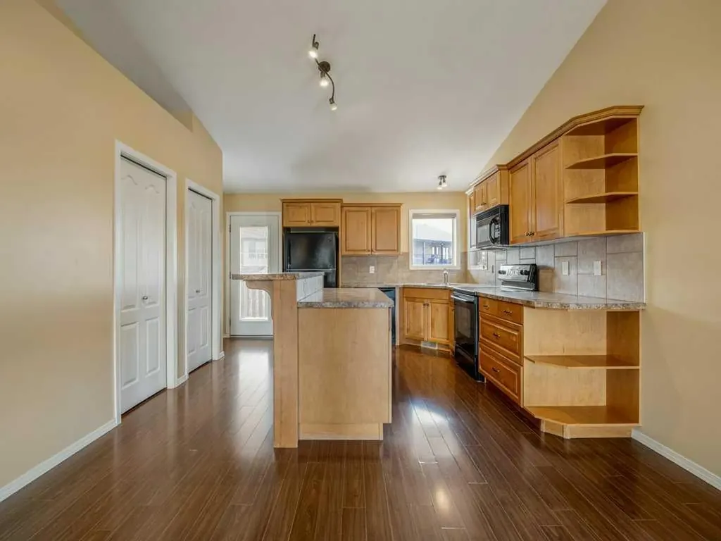 727 Aberdeen Crescent W Lethbridge AB T1J 5B2