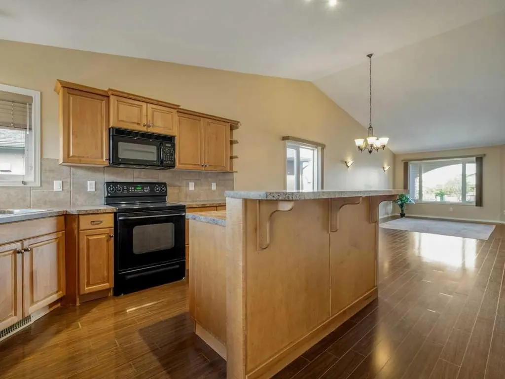 727 Aberdeen Crescent Lethbridge AB T1J 5B2
