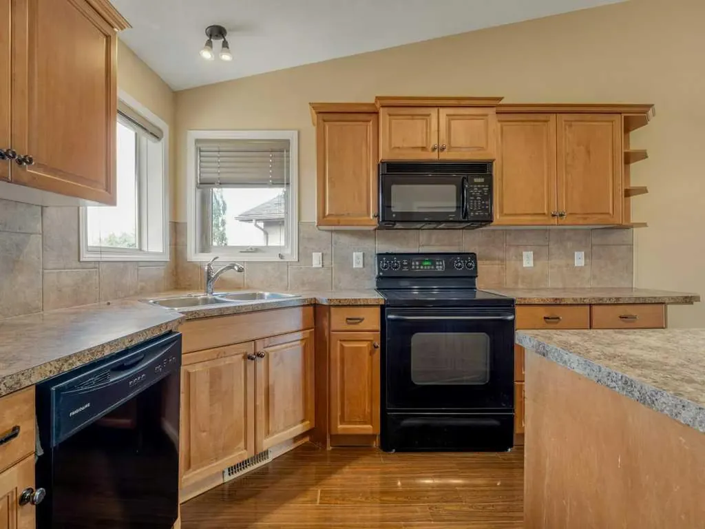 727 Aberdeen Crescent Lethbridge AB T1J 5B2