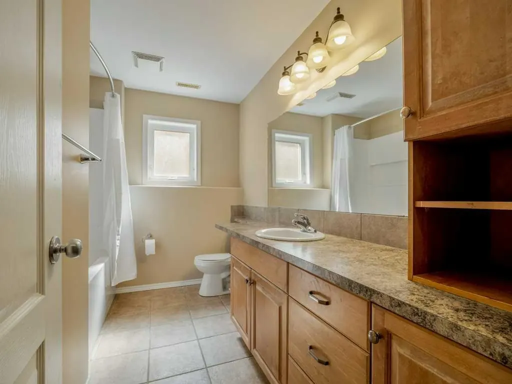 727 Aberdeen Crescent Lethbridge AB T1J 5B2