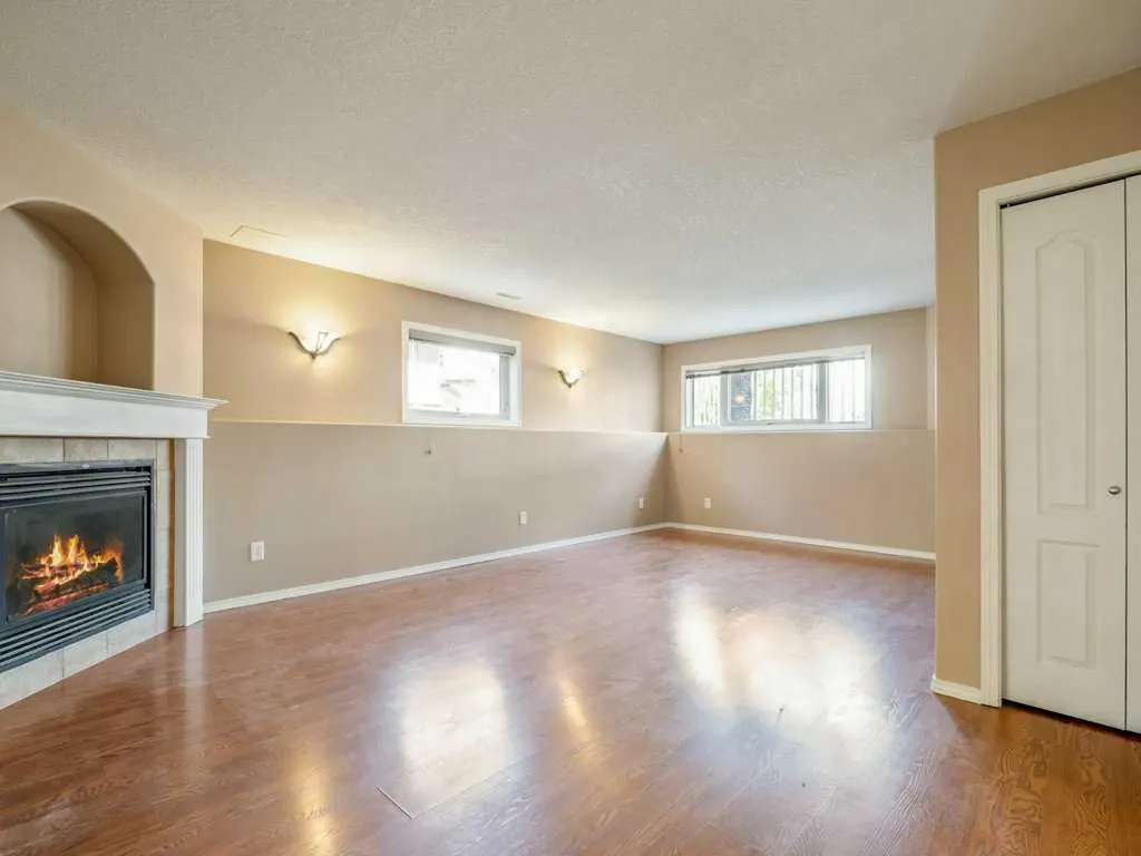 727 Aberdeen Crescent Lethbridge AB T1J 5B2