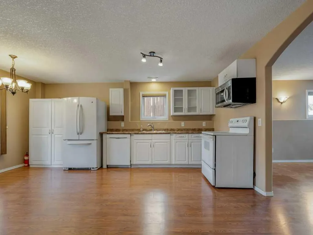 727 Aberdeen Crescent W Lethbridge AB T1J 5B2
