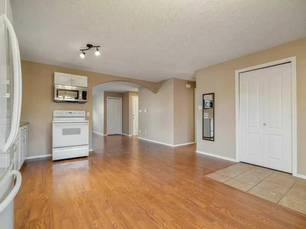 727 Aberdeen Crescent Lethbridge AB T1J 5B2
