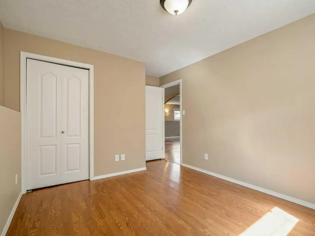 727 Aberdeen Crescent Lethbridge AB T1J 5B2