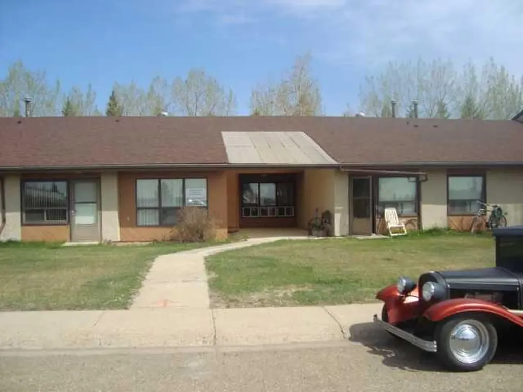 2 Trochu Avenue Trochu AB T0M 2C0