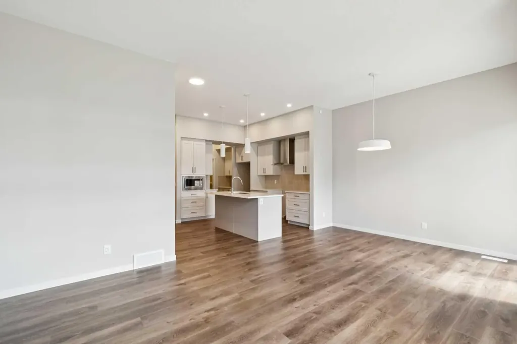 31 Hotchkiss Avenue SE Calgary AB T3S 0T5