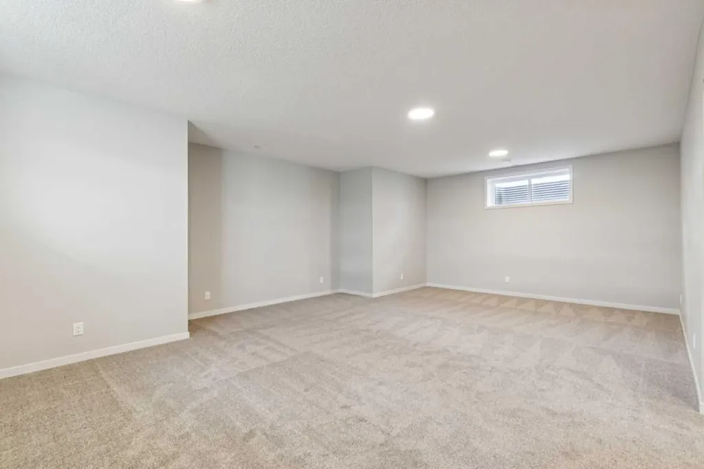 31 Hotchkiss Avenue SE Calgary AB T3S 0T5